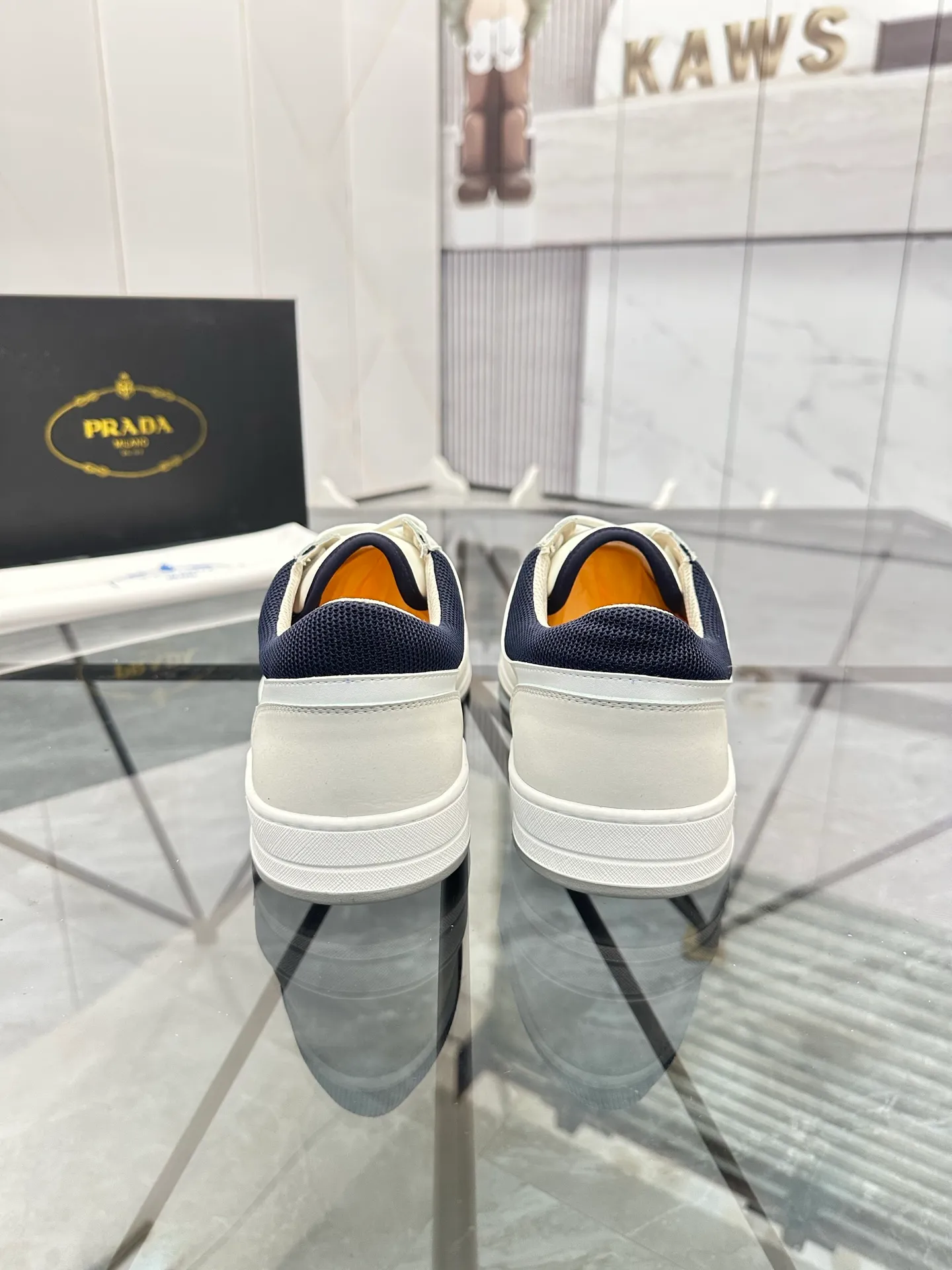 Men's shoes: 💰P420¥ Product trademark: Prada *"Prada*" low-top casual shoes Regular size: 38-44 (can be customized to 45) Product materials: imported cowhide upper with original fabric, breathable lining, original outsole. Number: 020